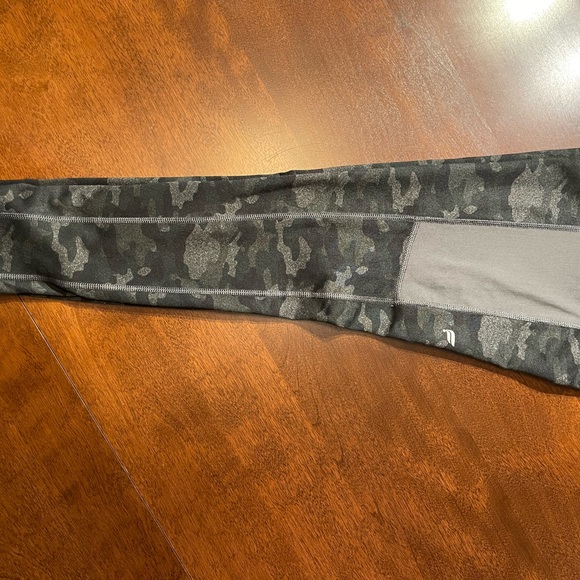 Fabletics Leggings, Powerhold, size Small, Black and Gray Camo Print, very nice - Picture 9 of 10